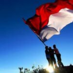 siluet orang bendera merah putih langit biru 1280x720