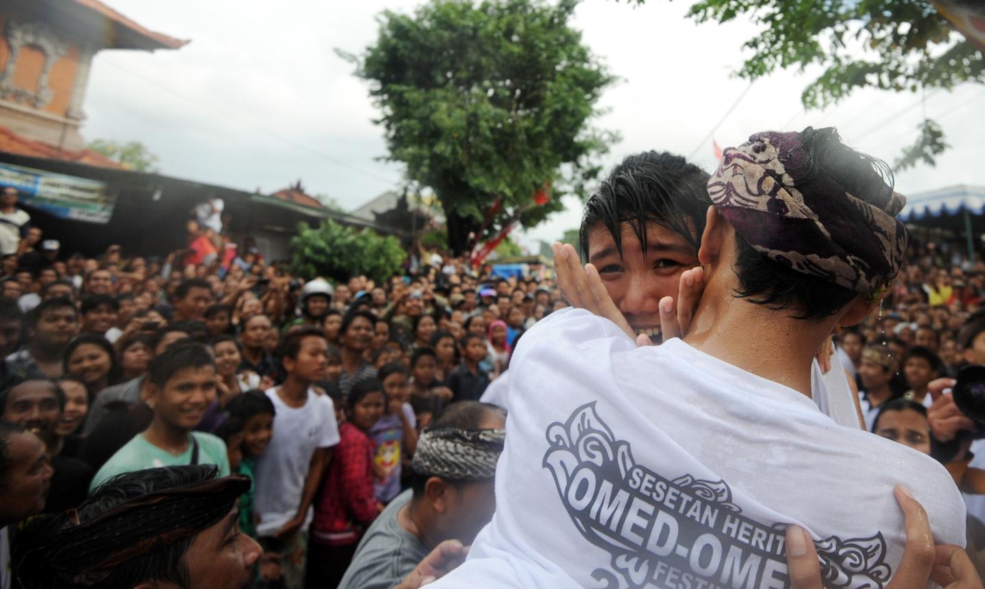 You are currently viewing Omed-Omedan Bali: Tradisi “Perang Ciuman” yang Ternyata Bukan Sekadar Permainan